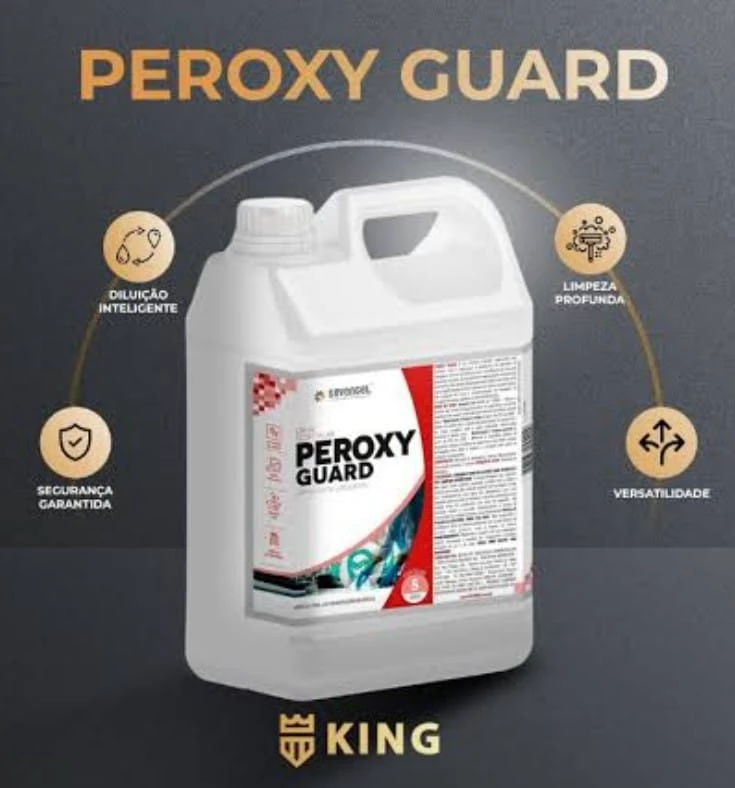 Galão plástico branco de produto de limpeza “Peroxy Guard”, com alça superior e tampa rosqueada. O rótulo traz o nome em letras douradas e ícones circulares com textos em português: diluição inteligente, segurança garantida, limpeza profunda e versatilidade. Logo “KING” com coroa na base.