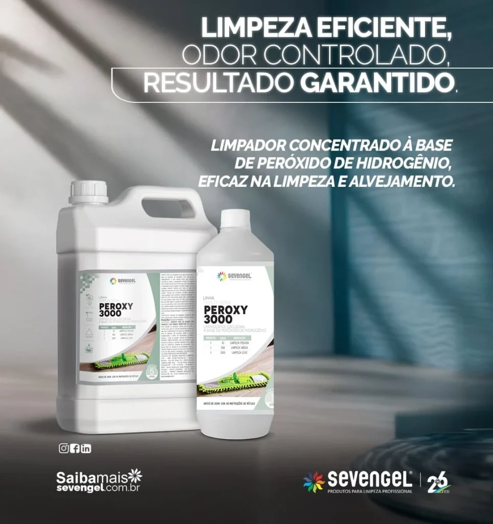 Galão de 5 litros e frasco menor da Linha Peroxy 3000 da marca SevenGel posicionados sobre fundo claro com reflexos. O texto destaca “Limpeza eficiente, odor controlado, resultado garantido” e menciona que o produto é concentrado à base de peróxido de hidrogênio, eficaz na limpeza e alvejamento.